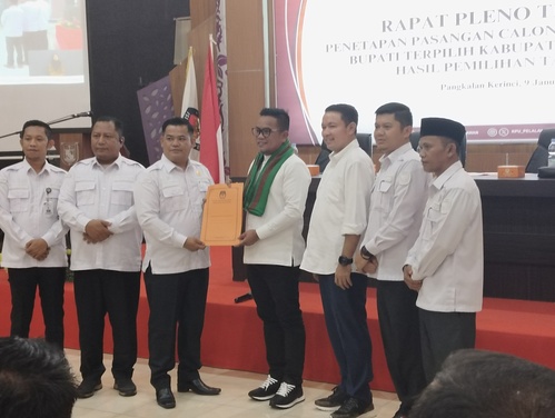 Zukri Misran dan Husni Thamrin resmi ditetapkan oleh KPU Pelalawan sebagai Bupati dan Wakil Bupati Pelalawan terpilih. (Foto: Andy Indrayanto)